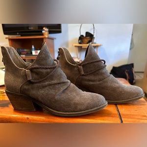 Very G Grey canvas booties. Excellent condition. Size 7.5